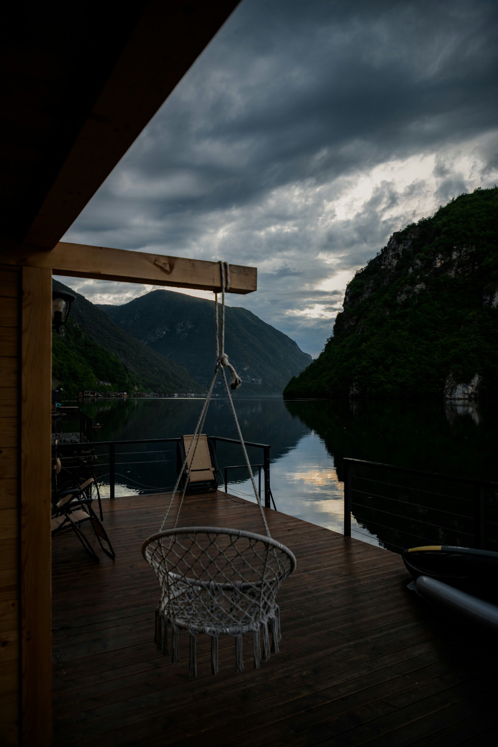 a swing hanging from the side of a boat